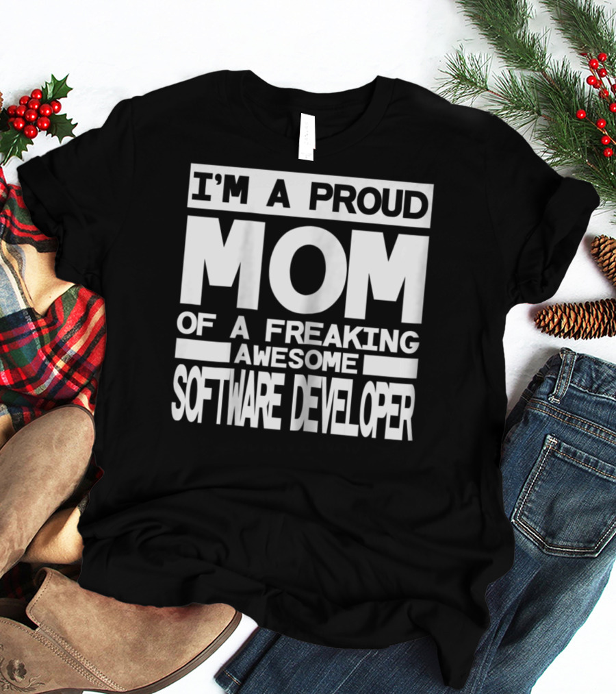 I'M A PROUD MOM OF A FREAKING AWESOME SOFTWARE DEVELOPER T-Shirt