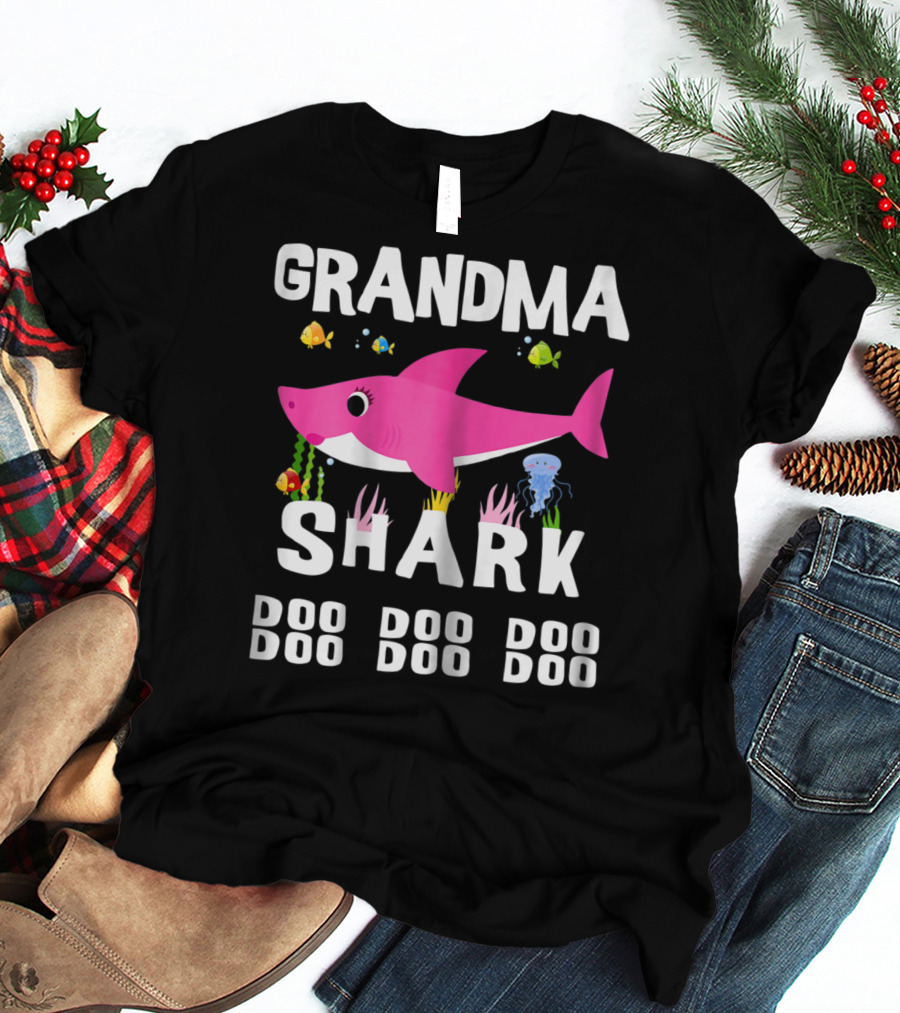 Grandma Shark Doo Doo Doo Mothers Pink Cartoon Fish Sea Creatures T-Shirt