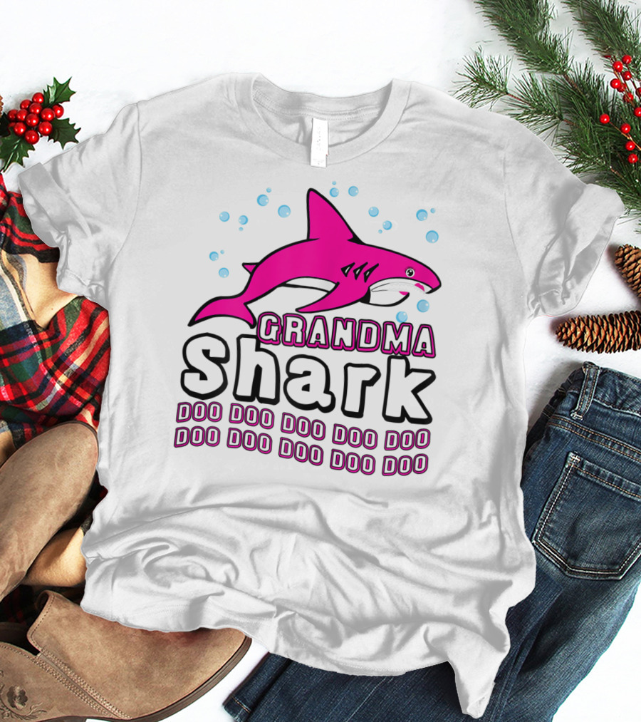 GRANDMA SHARK DOO DOO DOO DOO DOO DOO DOO DOO DOO DOO DOO DOO T-Shirt