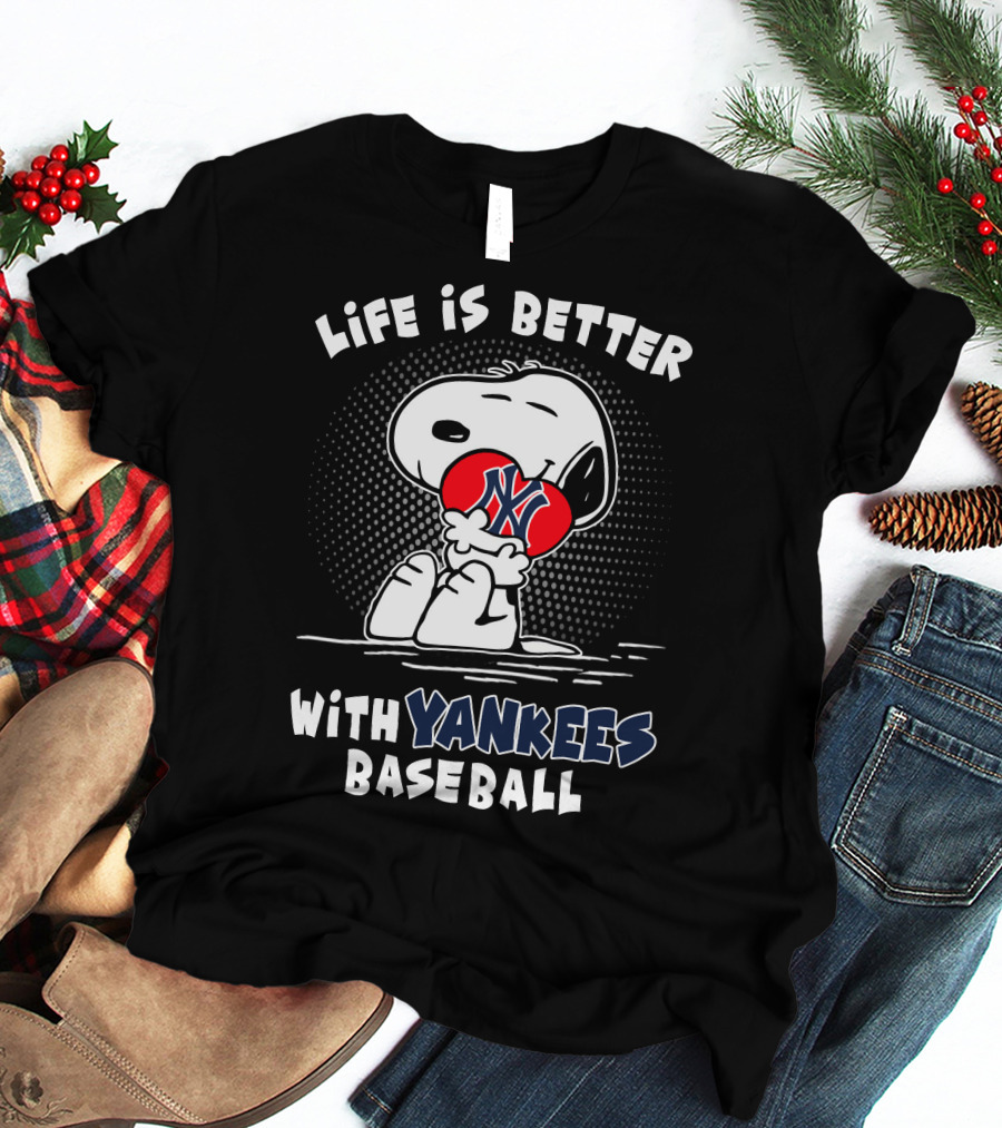 Life Is Better With Yankees Baseball Snoopy Hugging T-Shirt