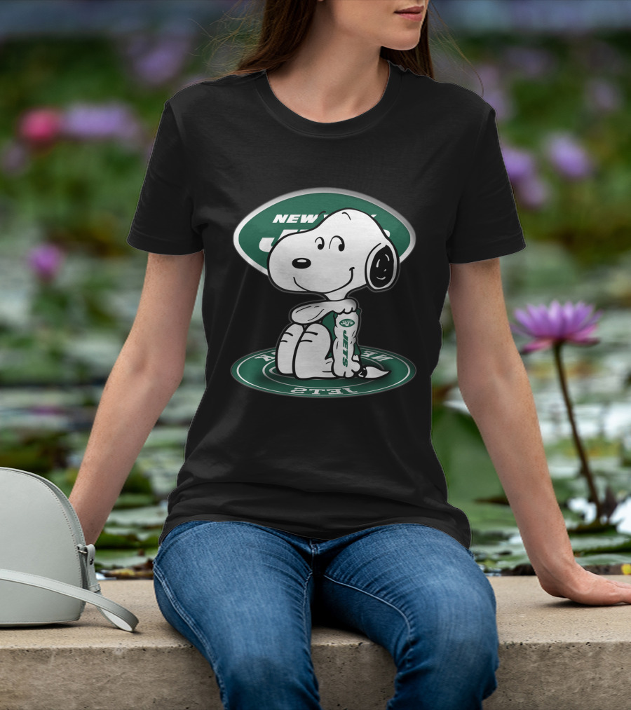 Snoopy New York Jets Football Fan Sitting Pose T-Shirt