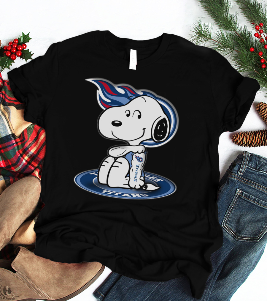 Tennessee Titans Snoopy Holding Football T-Shirt