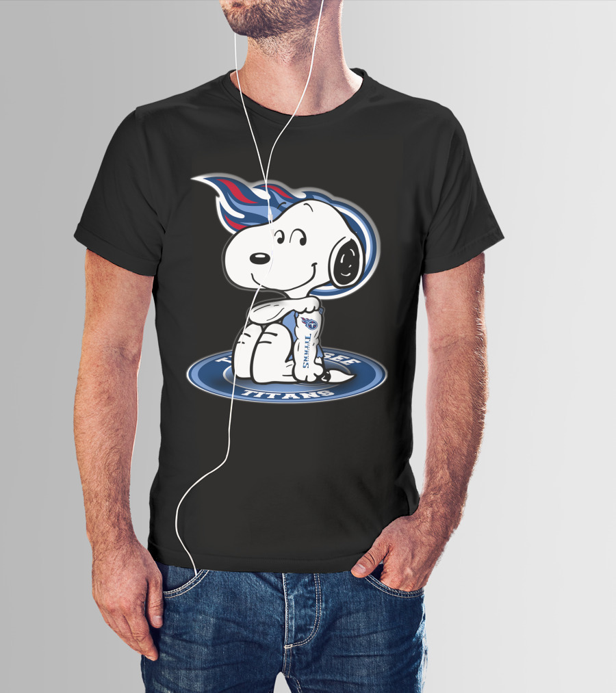 Tennessee Titans Snoopy Holding Football T-Shirt
