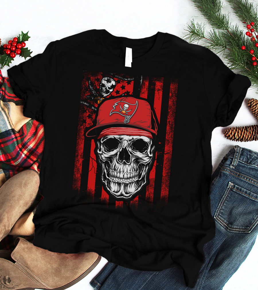 Skull With Tampa Bay Buccaneers Hat And Pirate Flag T-Shirt