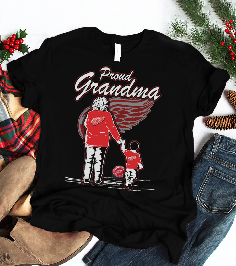 Proud Grandma Detroit Red Wings Family Bonding Winged Wheel Fans T-Shirt