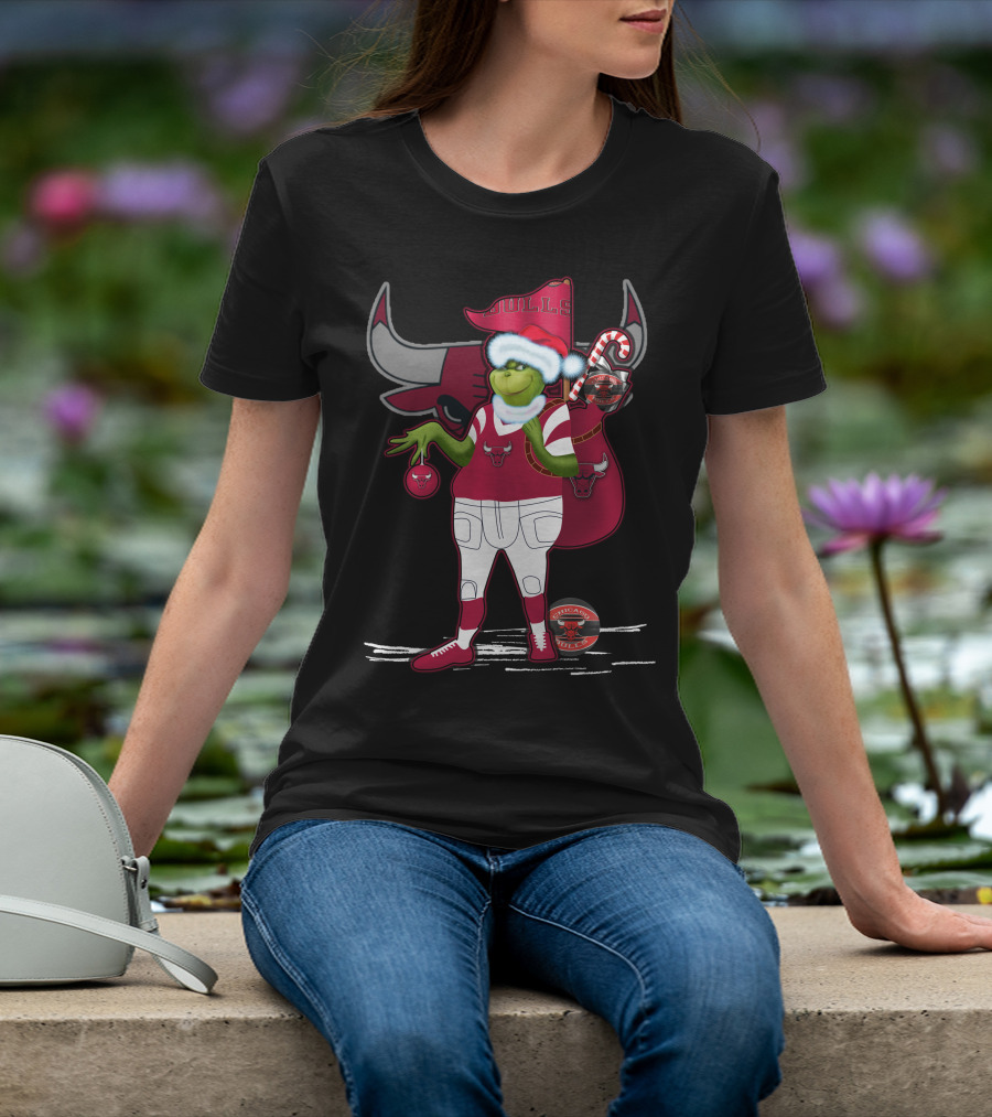 Grinchxmas Chicago Bulls Holiday Character With Santa Hat And Candy Cane T-Shirt