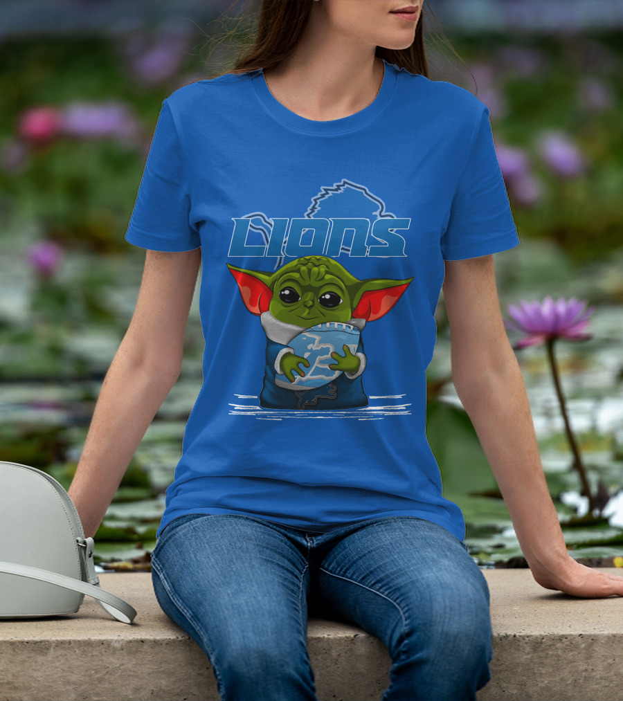 Yoda Holding Football DETROIT LIONS T-Shirt