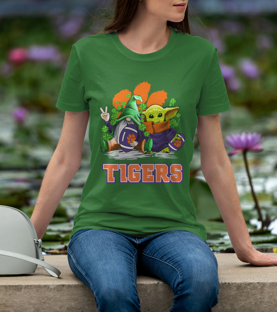 Clemson Tigers St. Patrick’s Day Football Gnome And Baby Yoda T-Shirt