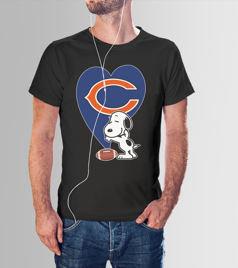 Chicago Bears Snoopy Hug Heart Football T-Shirt