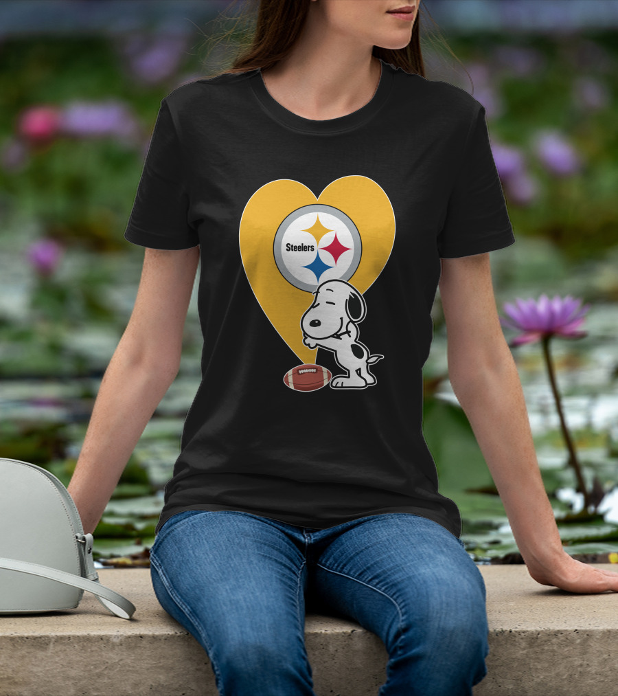 Pittsburgh Steelers Snoopy Hug Heart Football T-Shirt
