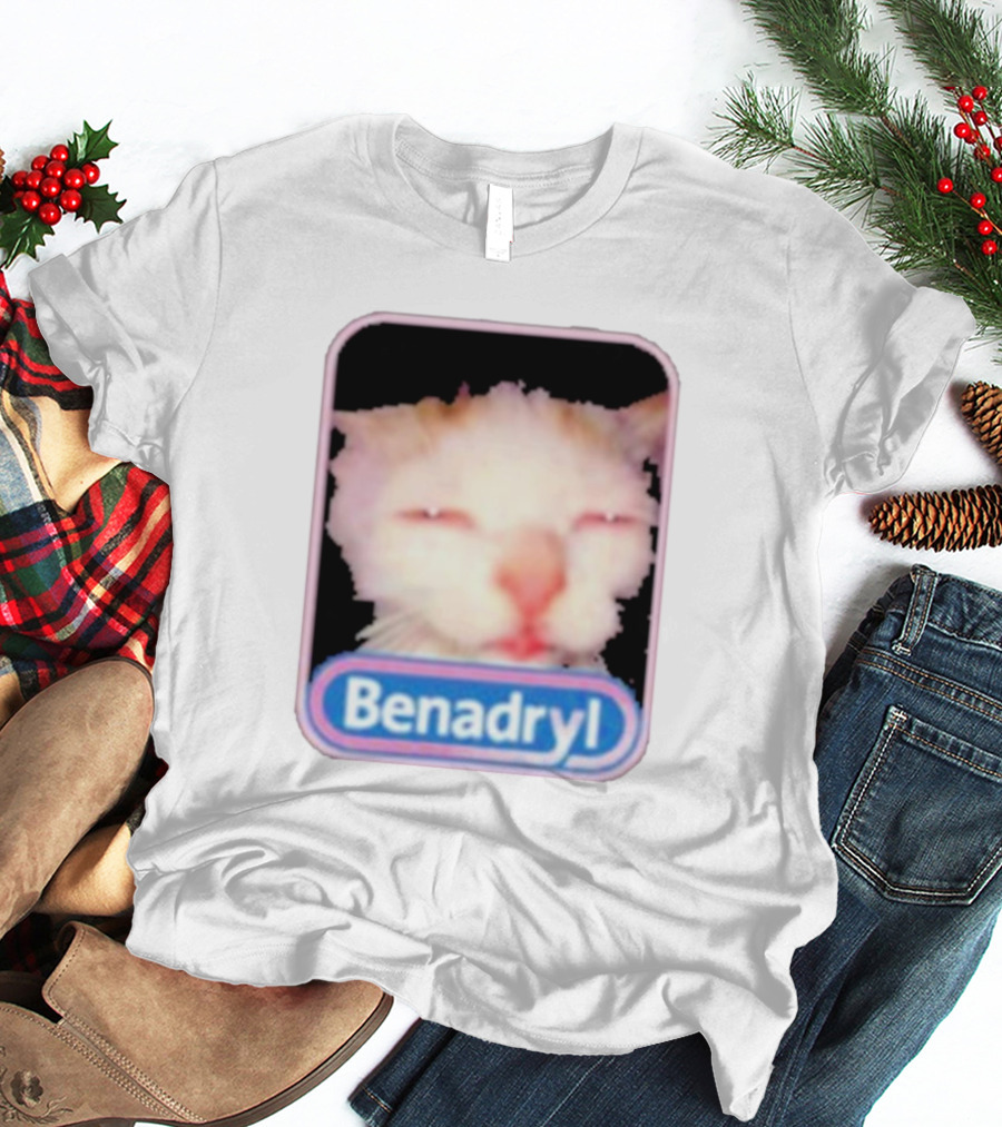 K45ink Benadryl Meme Cat Face Close-Up T-Shirt