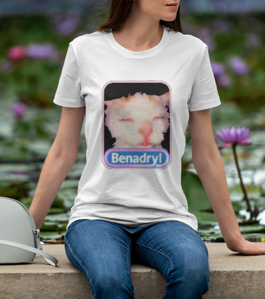 K45ink Benadryl Meme Cat Face Close-Up T-Shirt