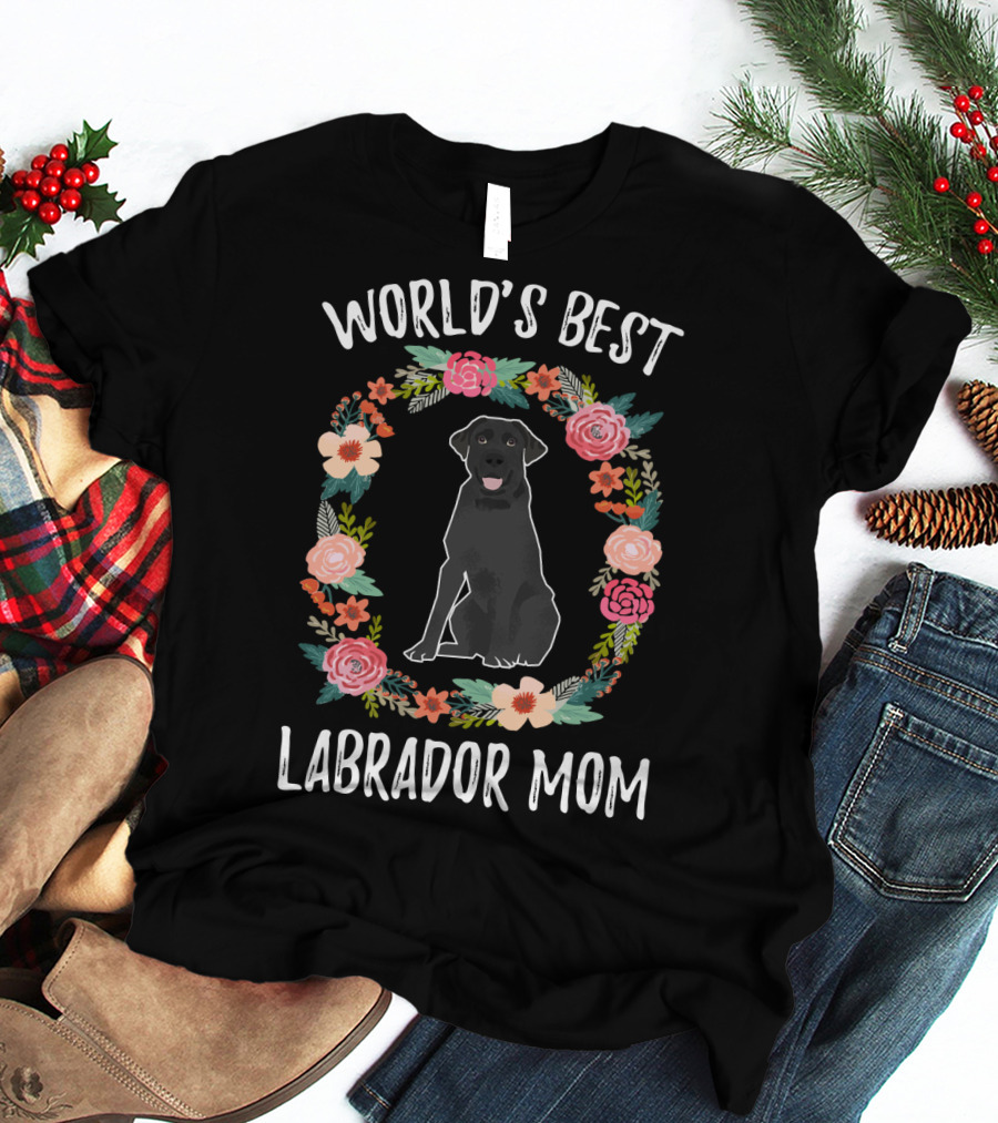 WORLD'S BEST LABRADOR MOM BLACK LABRADOR FLORAL WREATH T-Shirt
