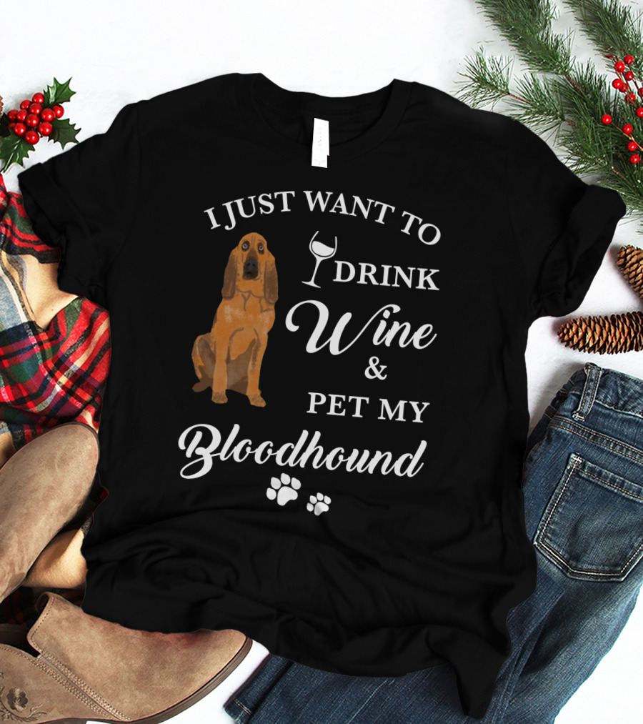 I JUST WANT TO DRINK WINE AND PET MY BLOODHOUND WITH PAW PRINTS T-Shirt