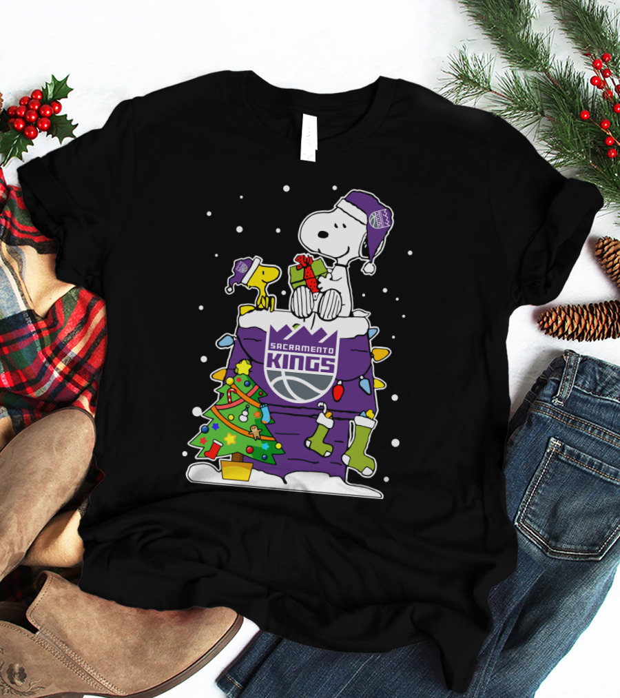 Sacramento Kings Christmas Snoopy And Woodstock Present Fan T-Shirt
