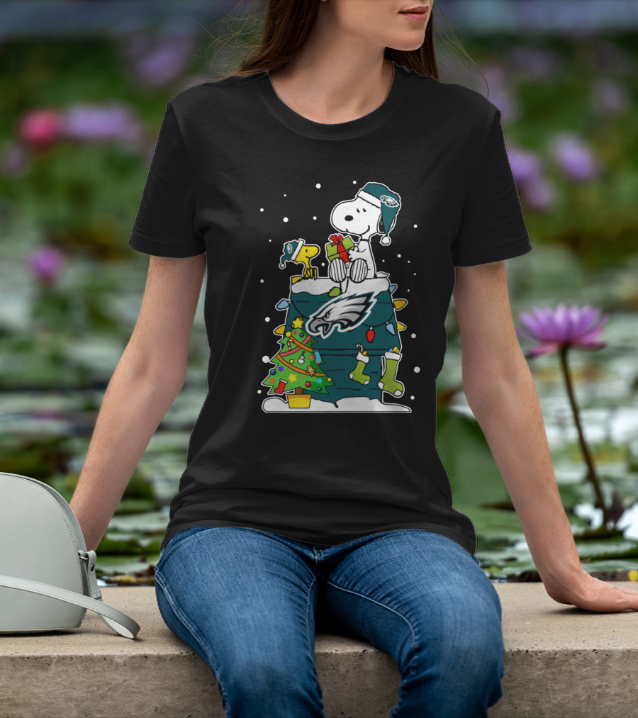 Philadelphia Eagles Snoopy Christmas Doghouse With Woodstock And Lights T-Shirt
