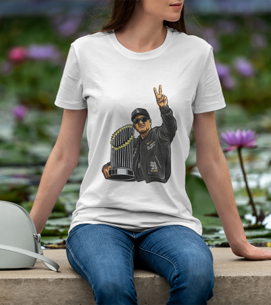 Dave Roberts Los Angeles Dodgers World Series Trophy 2025 Victory Sign T-Shirt