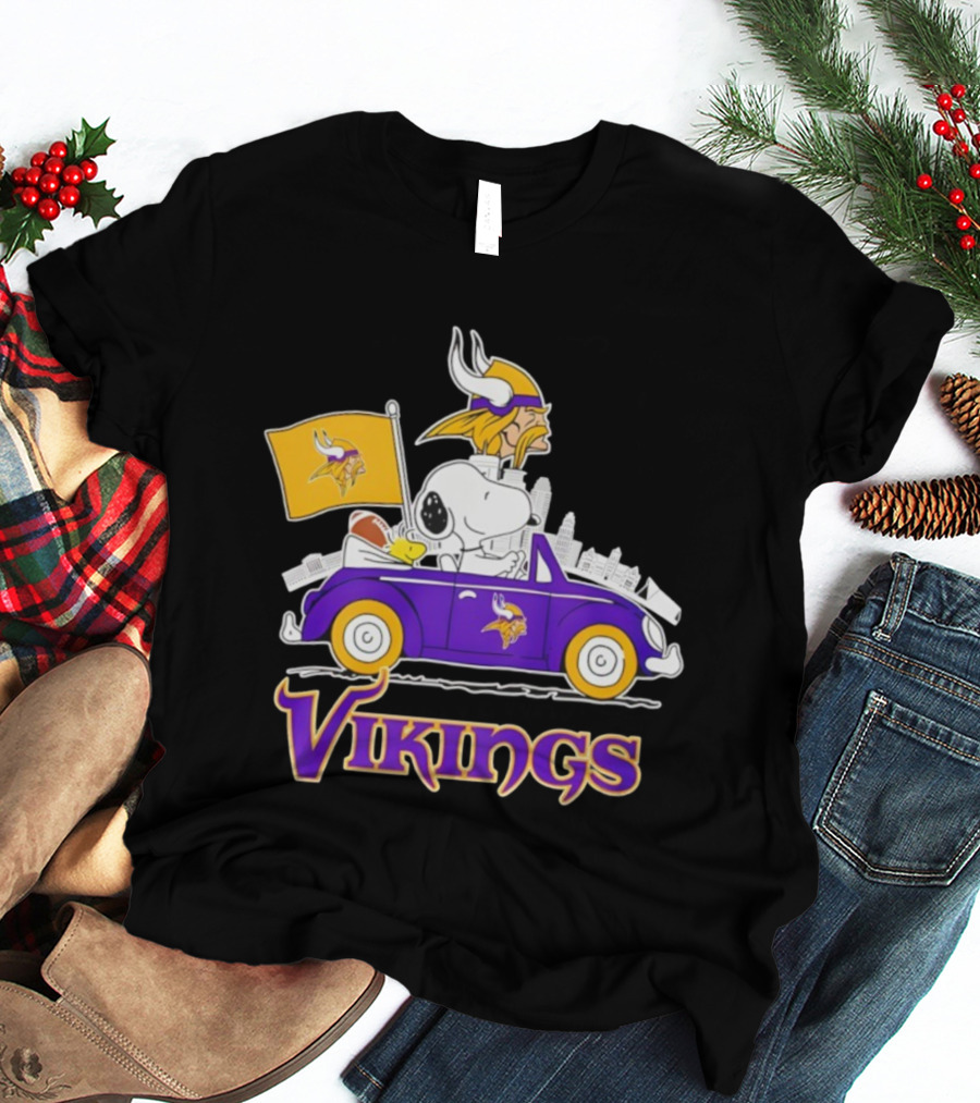 Minnesota Vikings Snoopy Woodstock Driving Purple Car Fan Art T-Shirt