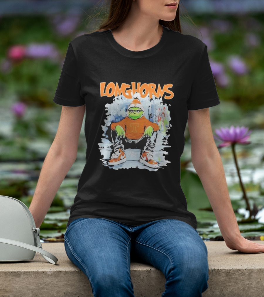Texas Longhorns Christmas 2025 Grinch Sitting On Steps T-Shirt