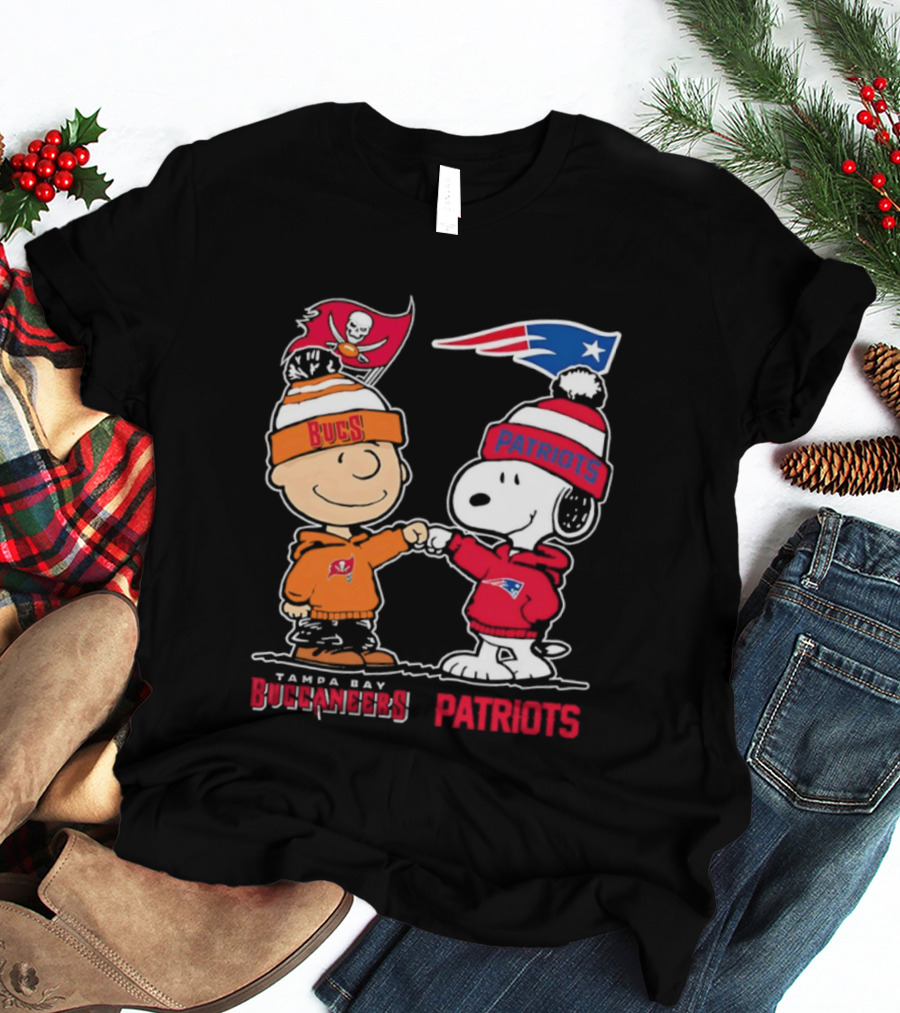 Charlie Brown & Snoopy Tampa Bay Buccaneers New England Patriots Fist Bump T-Shirt