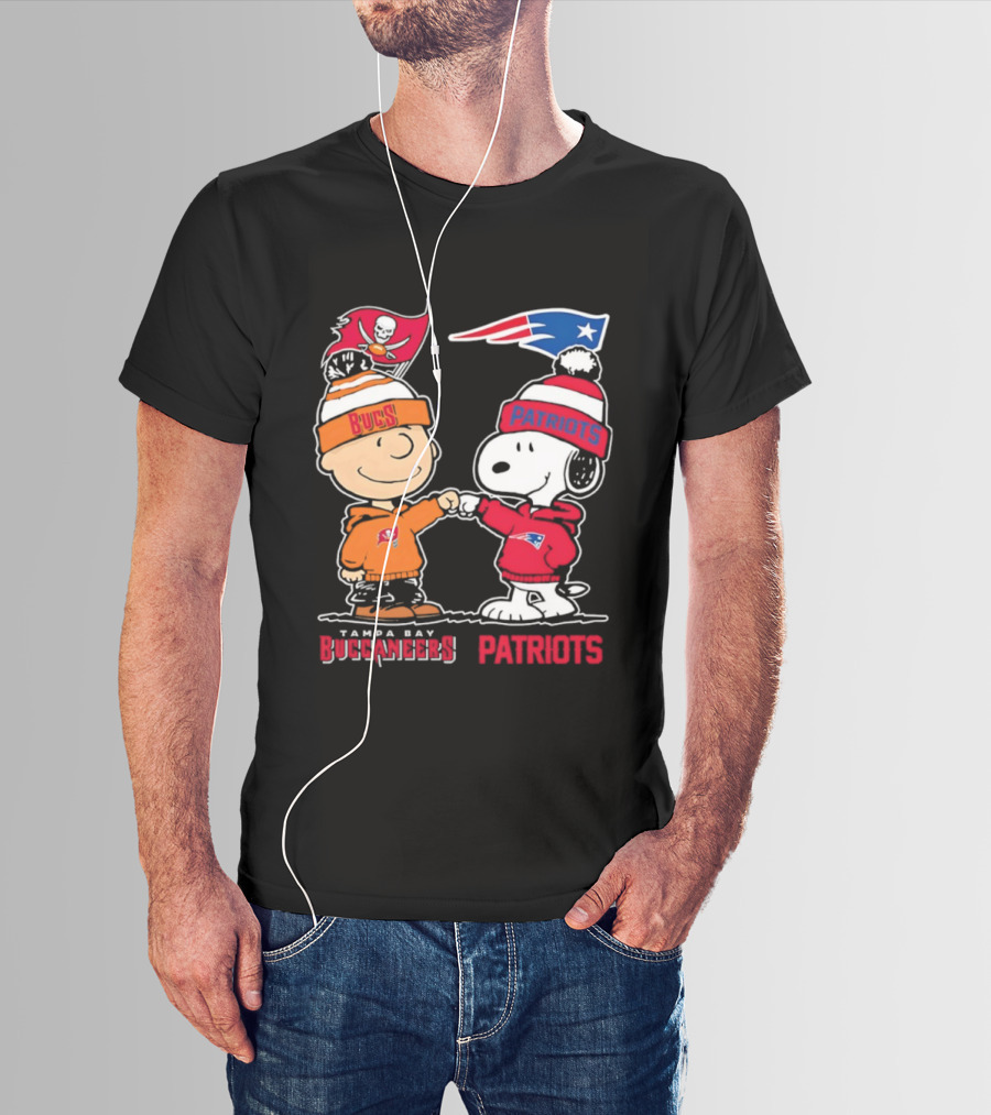 Charlie Brown & Snoopy Tampa Bay Buccaneers New England Patriots Fist Bump T-Shirt