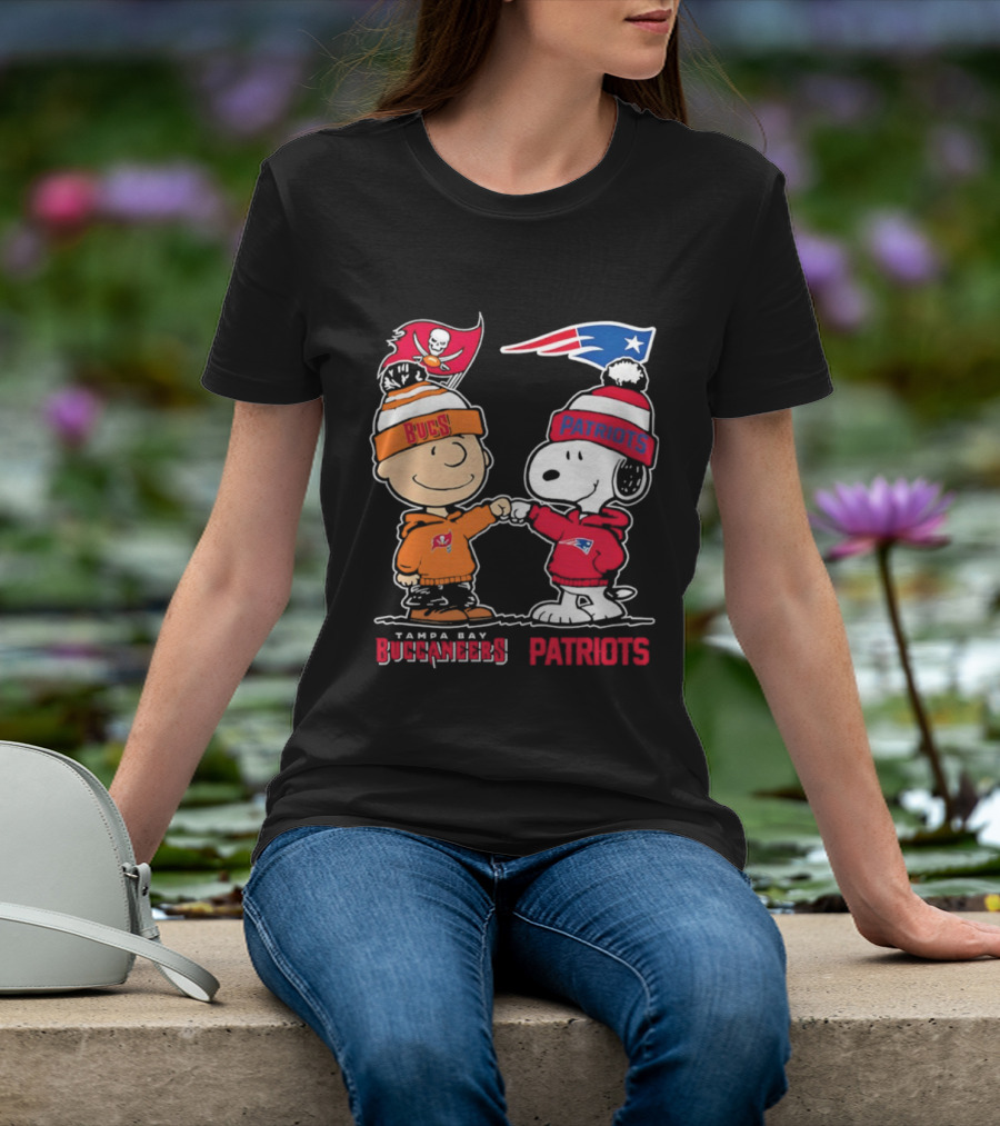 Charlie Brown & Snoopy Tampa Bay Buccaneers New England Patriots Fist Bump T-Shirt