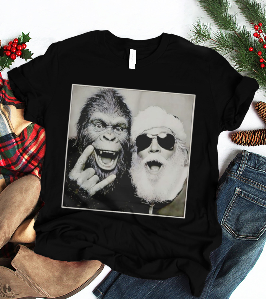 Santa Claus Selfie With Bigfoot Sasquatch Christmas Rock T-Shirt