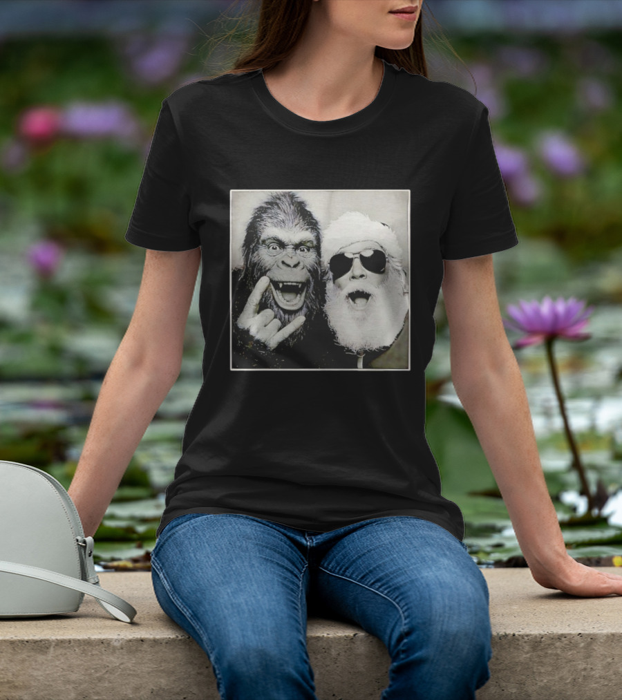 Santa Claus Selfie With Bigfoot Sasquatch Christmas Rock T-Shirt