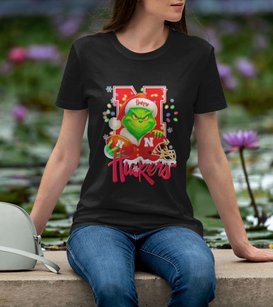 Grinch Santa With Nebraska Cornhuskers Helmet And Football Merry Christmas Huskers T-Shirt