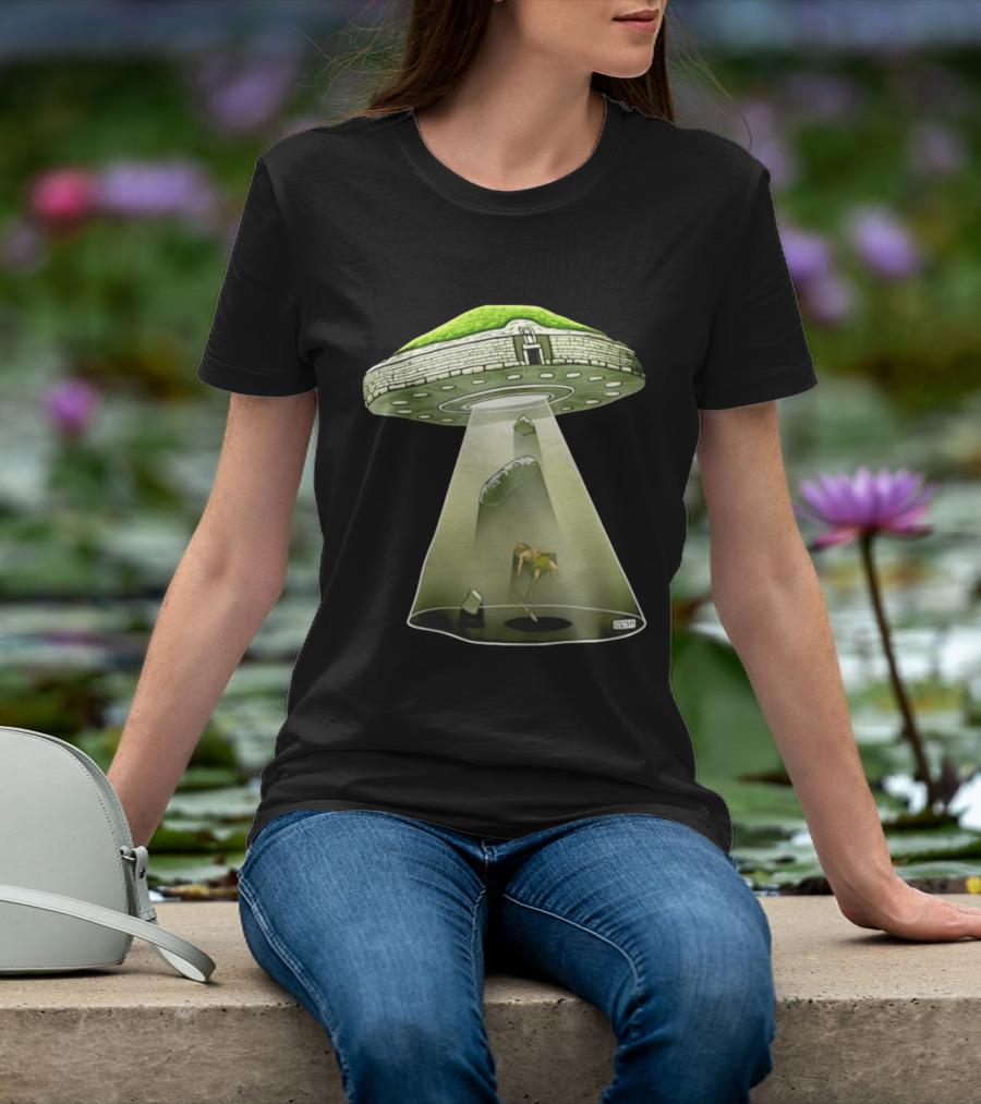 Newgrange UFO Encounter Ancient Aliens UAP Beam T-Shirt