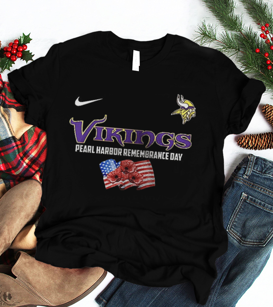 Vikings We Remember Pearl Harbor Poppies And American Flag T-Shirt