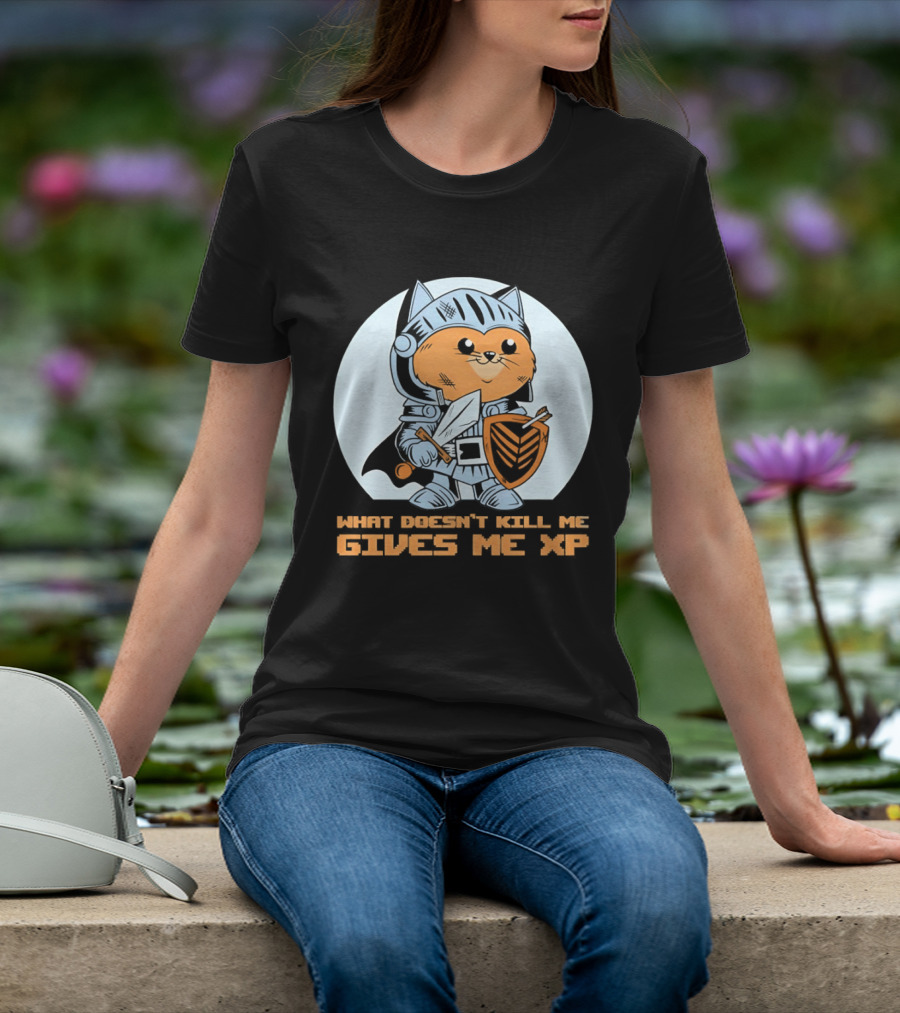 Knight Cat Holding Sword And Shield What Doesn't Kill Me Gives Me XP T-Shirt