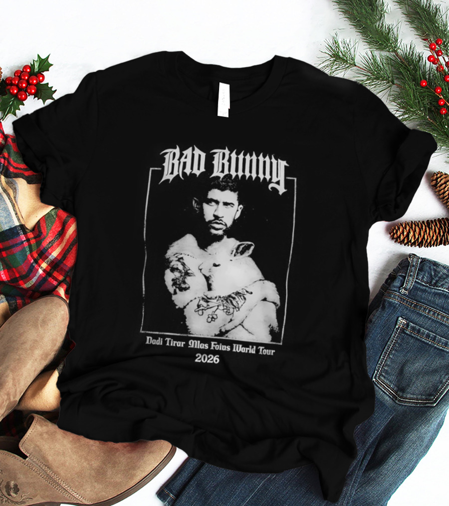 Bad Bunny Hugging Bunny Debi Tirar Mlas Fotos World Tour 2026 T-Shirt