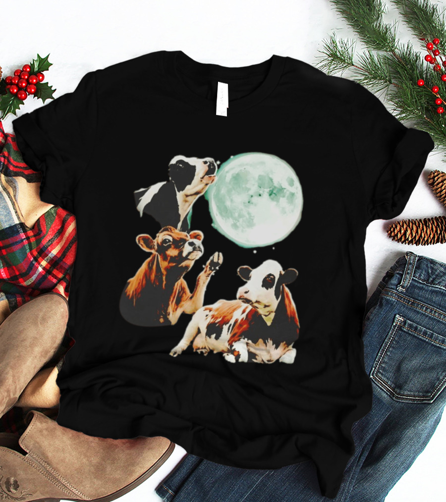 Cow Howling At Moon With Three Cows And Full Moon Scene T-Shirt