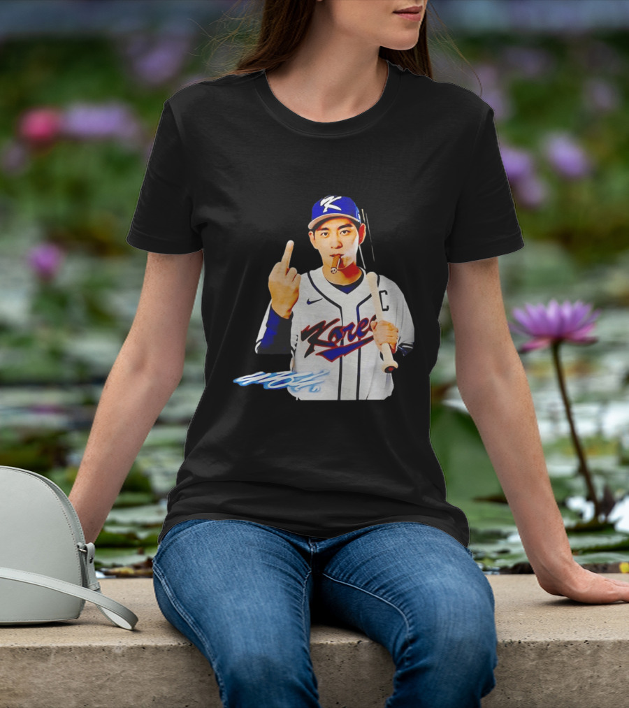 Korea World Baseball Jung Hoo Lee Smoking Cigar Middle Finger T-Shirt