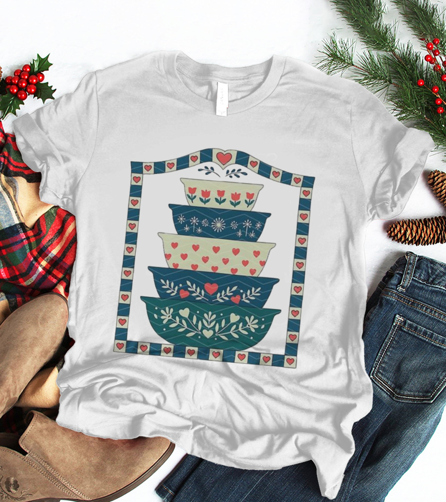 Granny’s Pyrex Stacked Bowls Heart Tulips Classic Vintage Pattern T-Shirt