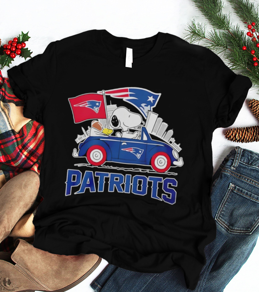 Patriots Snoopy Woodstock Driving Football Car Fan Gear T-Shirt