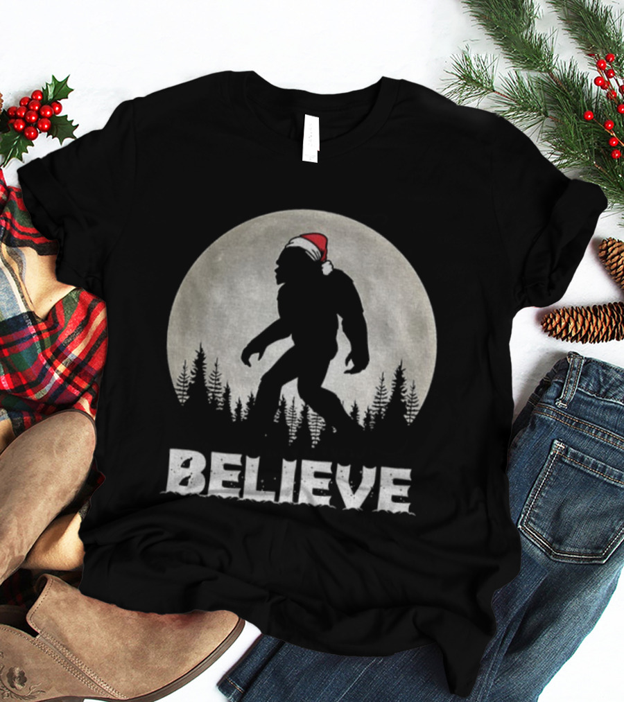 Believe Bigfoot Santa Sasquatch Merry Christmas Vintage Moon Scene T-Shirt