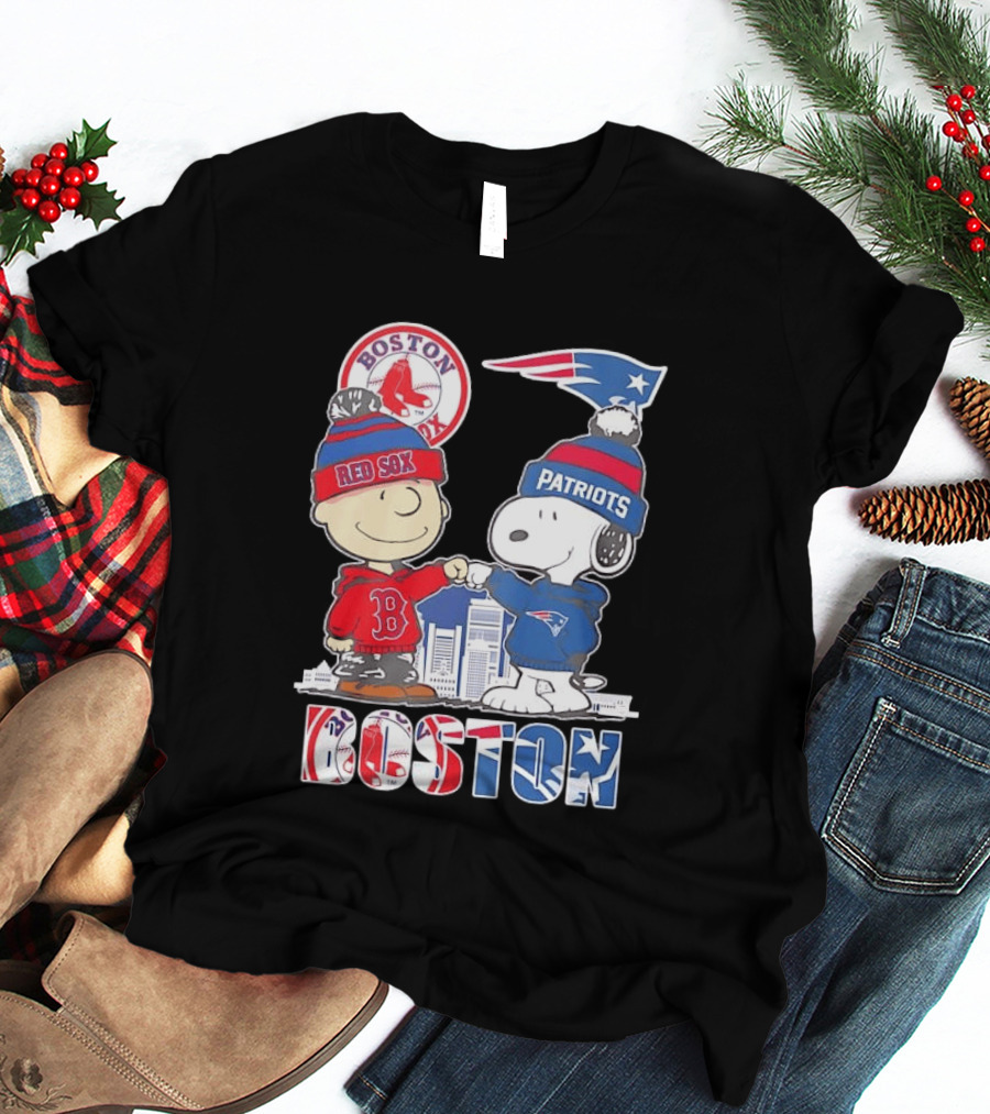 Boston Red Sox And New England Patriots Charlie Brown Snoopy Skyline T-Shirt