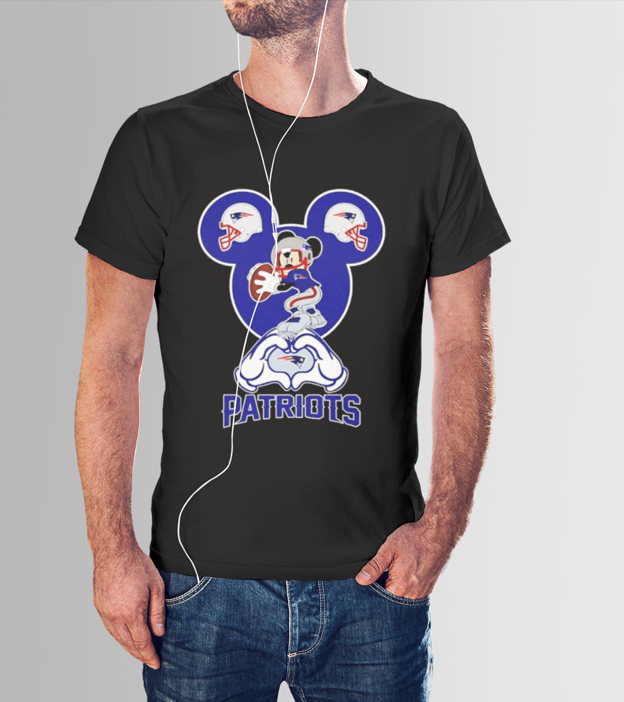 New England Patriots Mickey Mouse Helmet Heart Hands T-Shirt