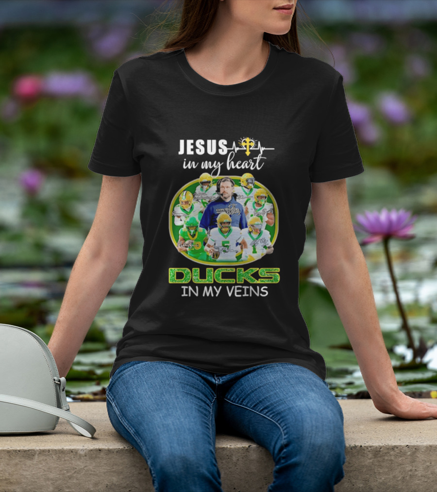 Jesus In My Heart Oregon Ducks In My Veins Football Players Signatures T-Shirt