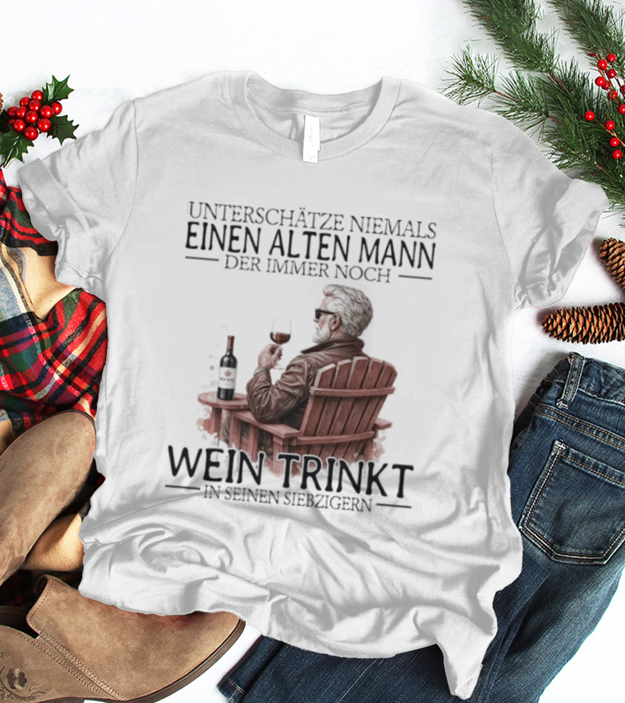 Unterschätze Niemals Einen Alten Mann Der Immer Noch Wein Trinkt In Seinen Siebzigern T-Shirt