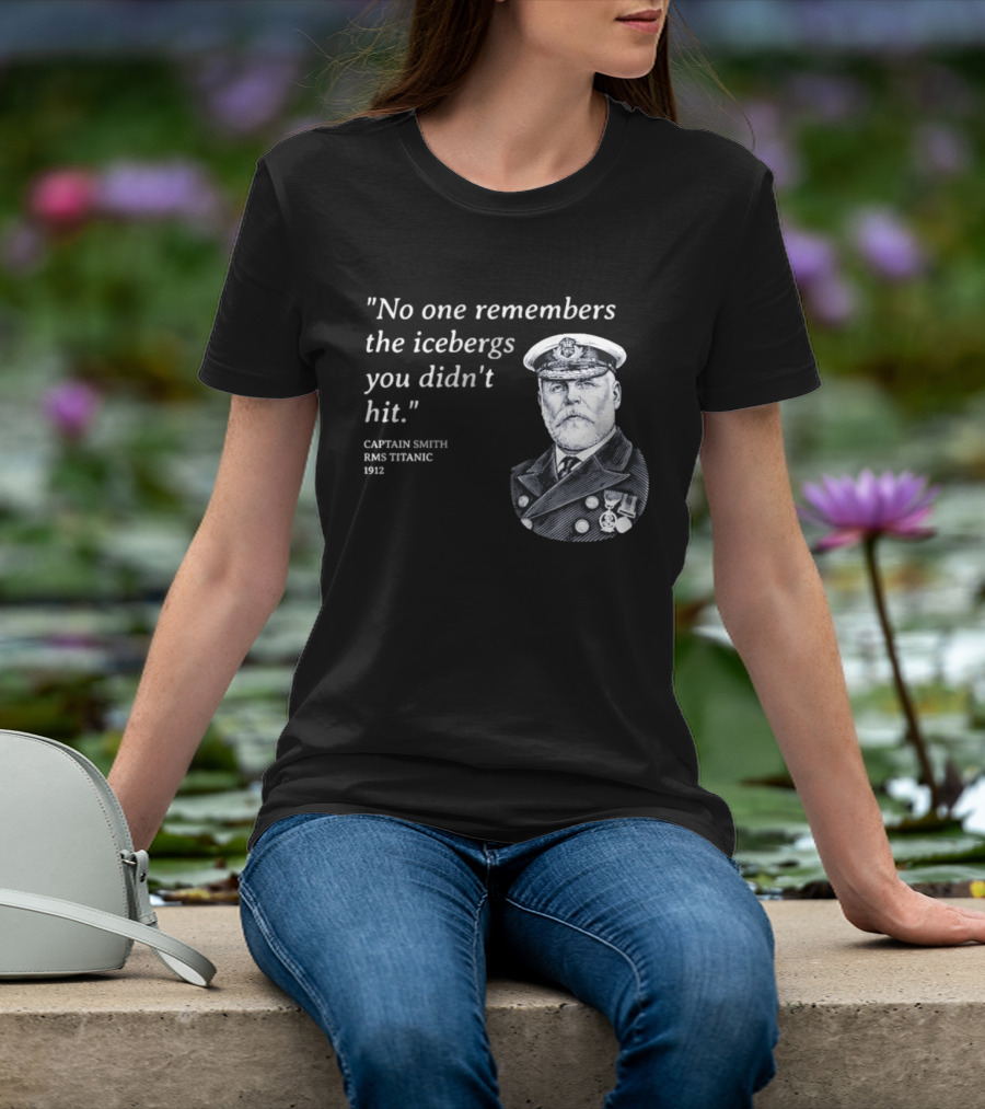No One Remembers The Icebergs You Didn't Hit Captain Smith RMS Titanic 1912 T-Shirt