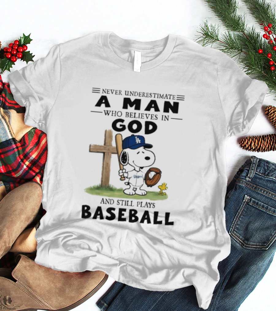 Never Underestimate A Man Who Believes In God And Still Plays Baseball Peanuts X Los Angeles Dodgers T-Shirt