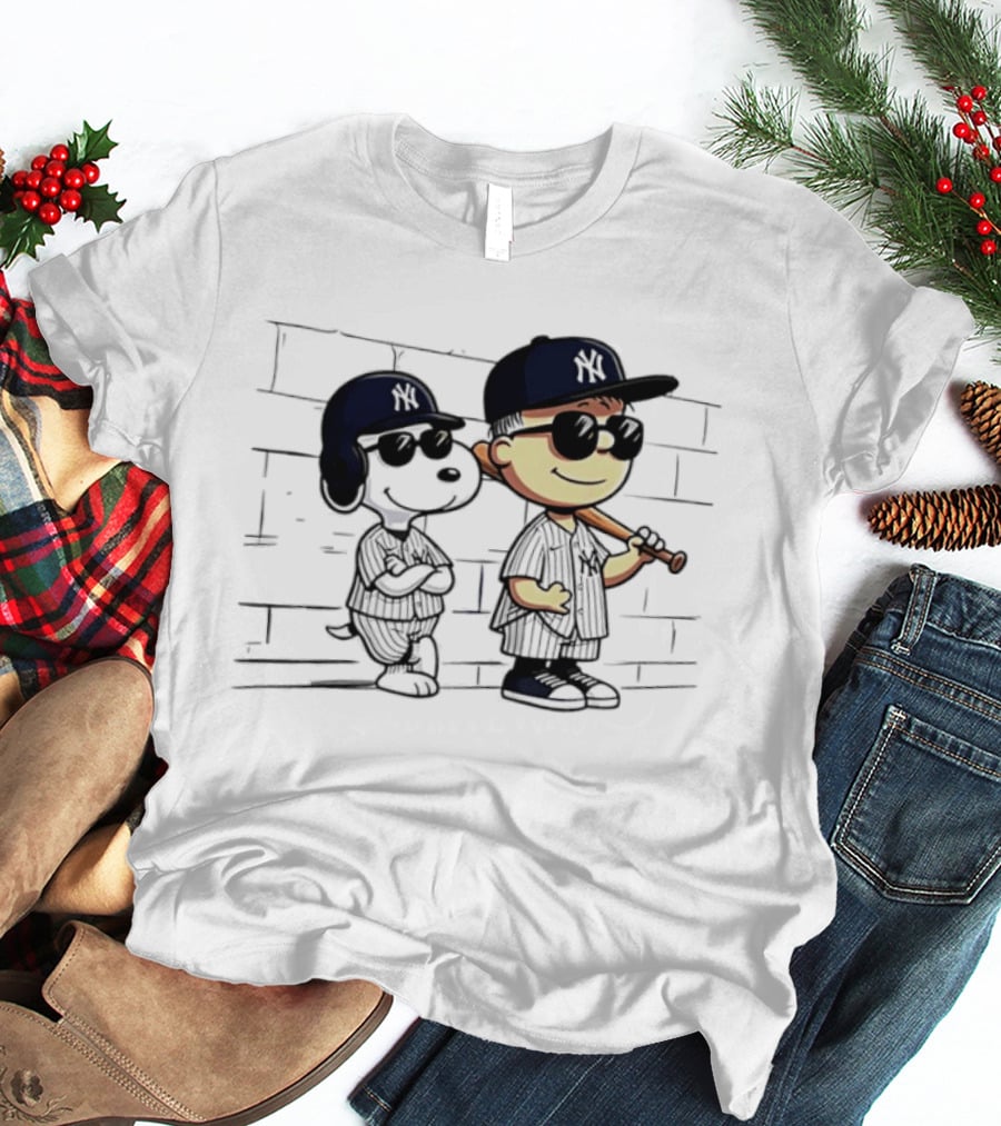 Peanuts Snoopy Charlie Brown New York Yankees Baseball Fan Collection T-Shirt