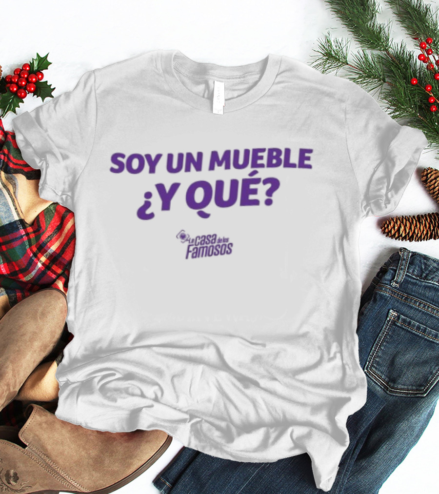 Soy Un Mueble ¿Y Qué? By La Casa De Los Famosos T-Shirt