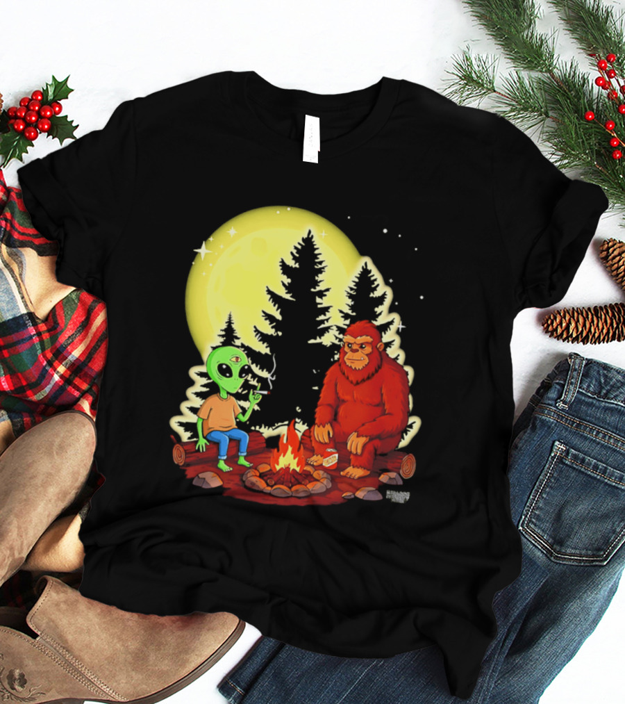Bigfoot And Alien Campfire Night Under Full Moon T-Shirt