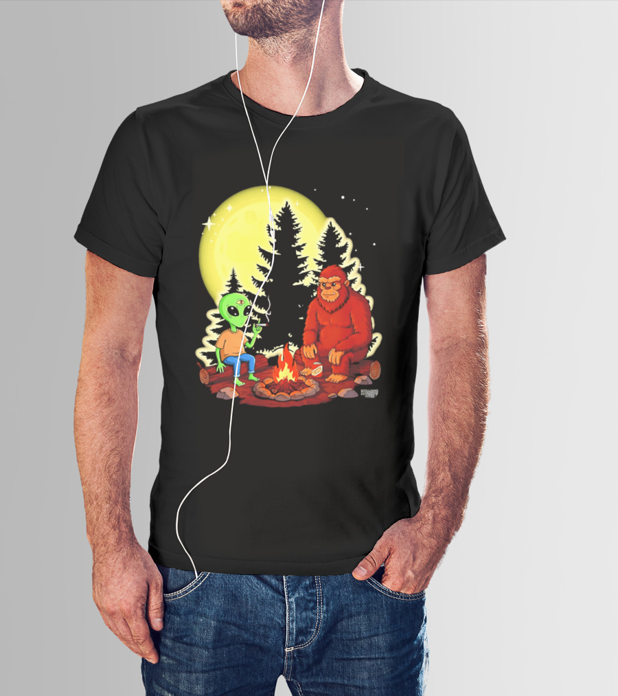 Bigfoot And Alien Campfire Night Under Full Moon T-Shirt