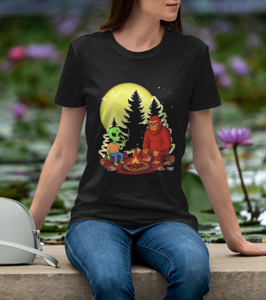 Bigfoot And Alien Campfire Night Under Full Moon T-Shirt