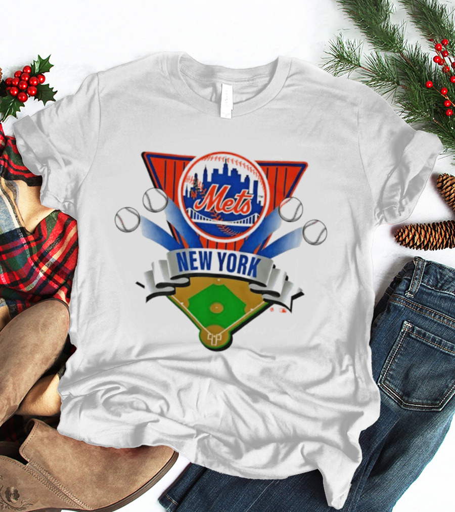New York Mets Baseball Diamond Skyline And Bats T-Shirt
